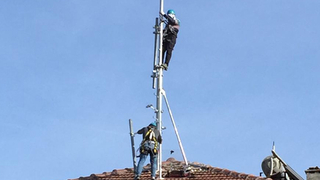 Komşuları hiçe saydı damına baz istasyonu kurdurdu