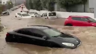 Komşuyu sel vurdu; Araçlar böyle sürüklendi