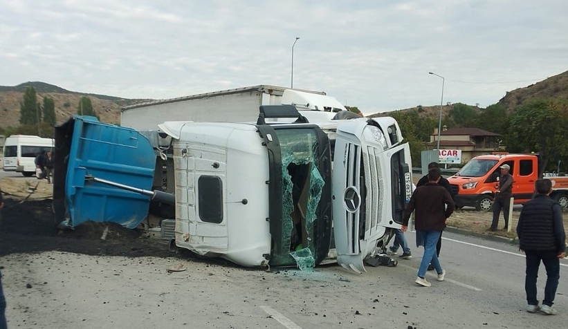 Kömür tozu yüklü kamyon devrildi, 2 kişi yaralandı