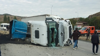 Kömür tozu yüklü kamyon devrildi, 2 kişi yaralandı