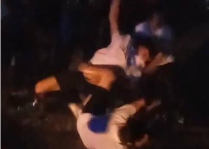 Konserde yumruklar havada uçuştu