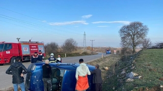 Kontrolden çıkan araç devrildi