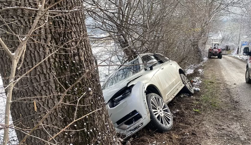 Kontrolden çıkan cip ağaca çarptı: 3 yaralı