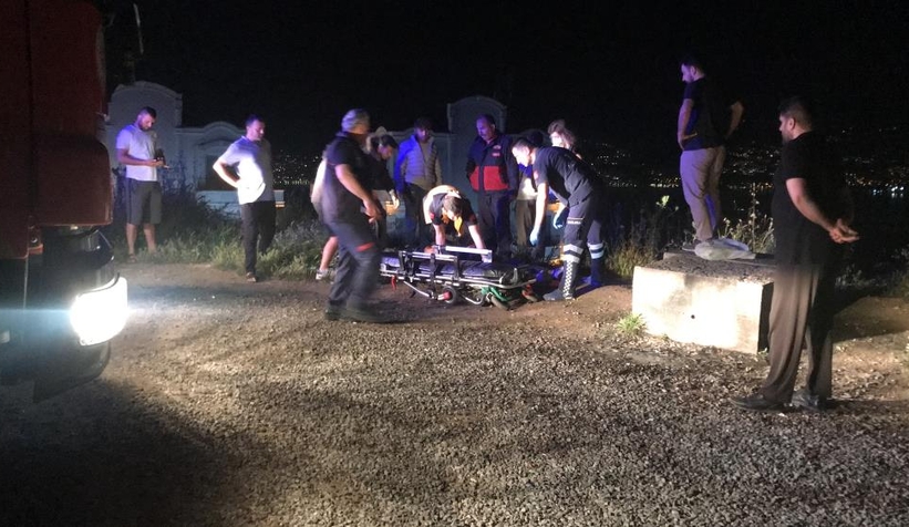 Kontrolden çıkan minibüs ağaçlık alana uçtu