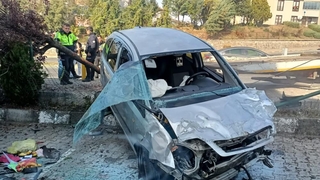 Kontrolden çıkan otomobil 4 araca çarparak durabildi