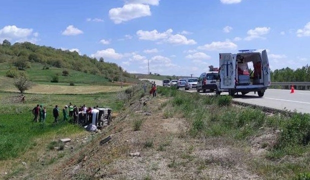 Kontrolden çıkan otomobil şarampole uçtu; 2 yaralı