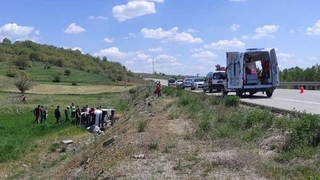 Kontrolden çıkan otomobil şarampole uçtu; 2 yaralı