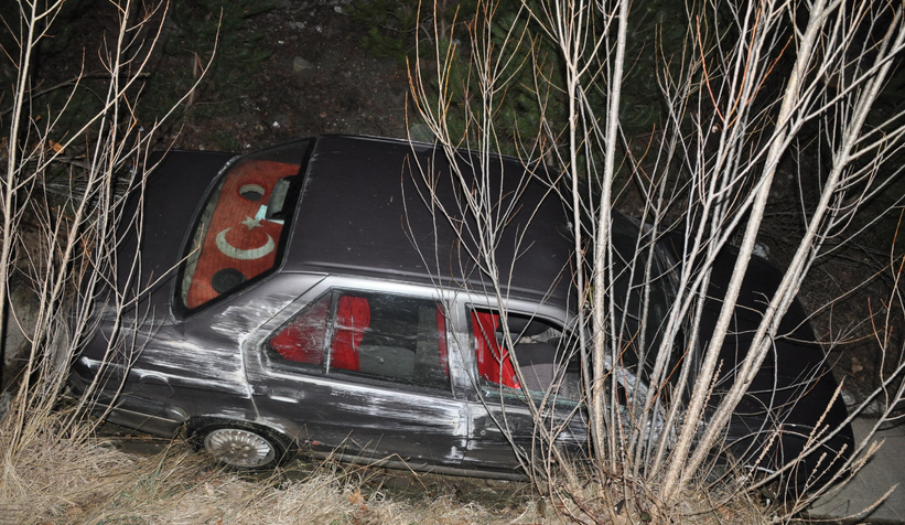 Kontrolden çıkan otomobil su kanalına uçtu