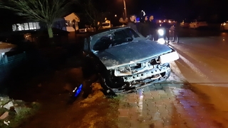 Kontrolden çıkan otomobil yan yattı: 2 yaralı