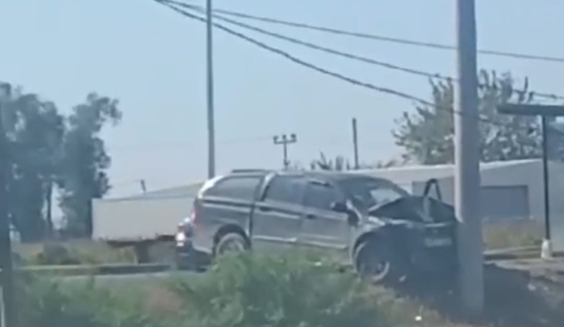 Kontrolü kaybetti direğe çarptı