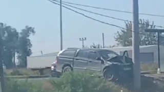 Kontrolü kaybetti direğe çarptı