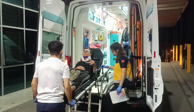 Kontrolünü kaybeden motokurye yere savrularak yaralandı