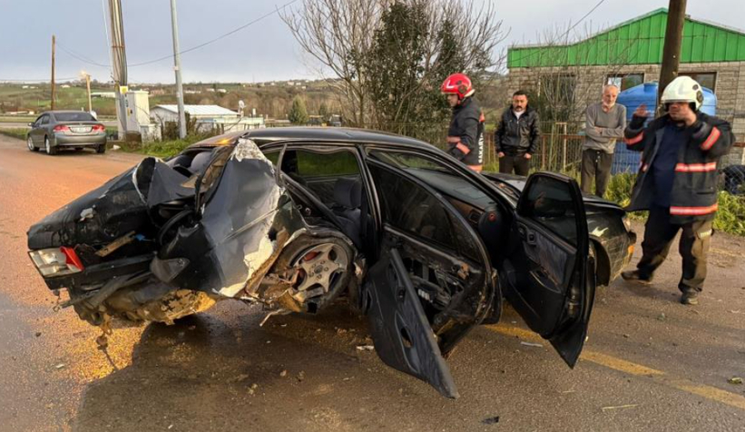 Köpeğe çarpmamak için direksiyonu kırdı, araç duvara çarptı