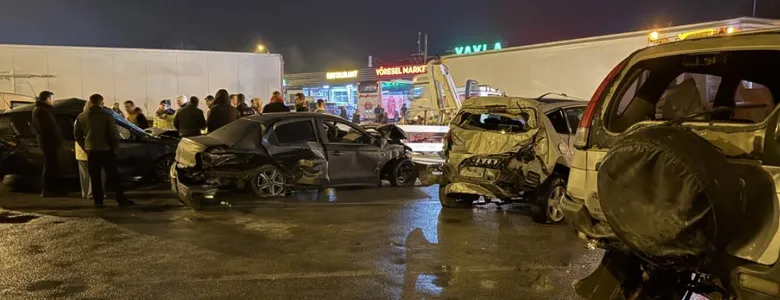 Köprü altında yakılan lastikler nedeniyle 16 araç birbirine girdi; 13 yaralı