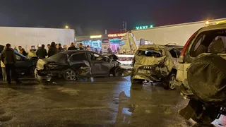 Köprü altında yakılan lastikler nedeniyle 16 araç birbirine girdi; 13 yaralı