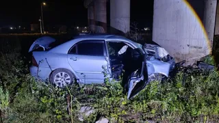 Köprü ayağına çarptı: 2 yaralı
