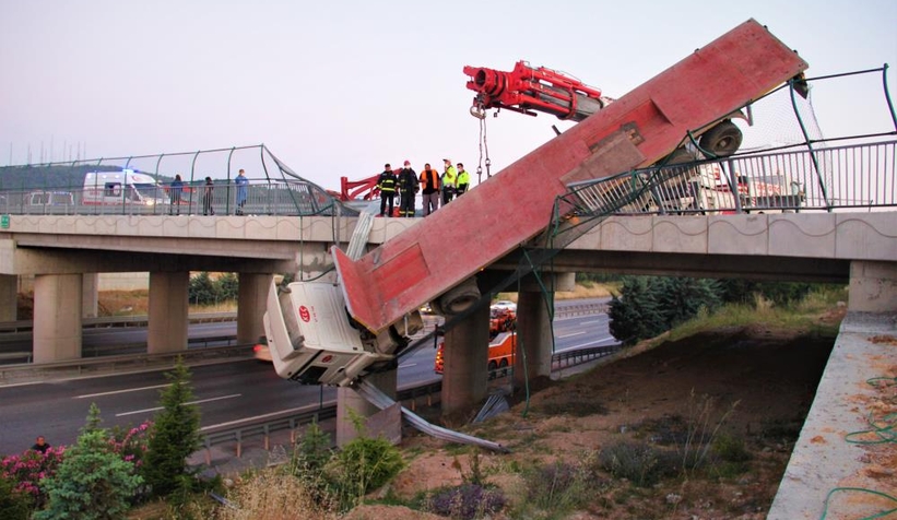Köprüde asılı kaldı; Faciadan dönüldü
