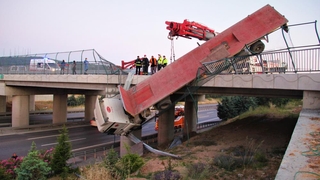 Köprüde asılı kaldı; Faciadan dönüldü