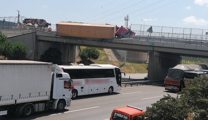 Köprüde aslı kaldı