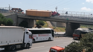 Köprüde aslı kaldı