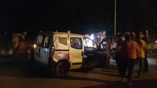 Köprüye uçmaktan korkuluklar kurtardı; 2 yaralı