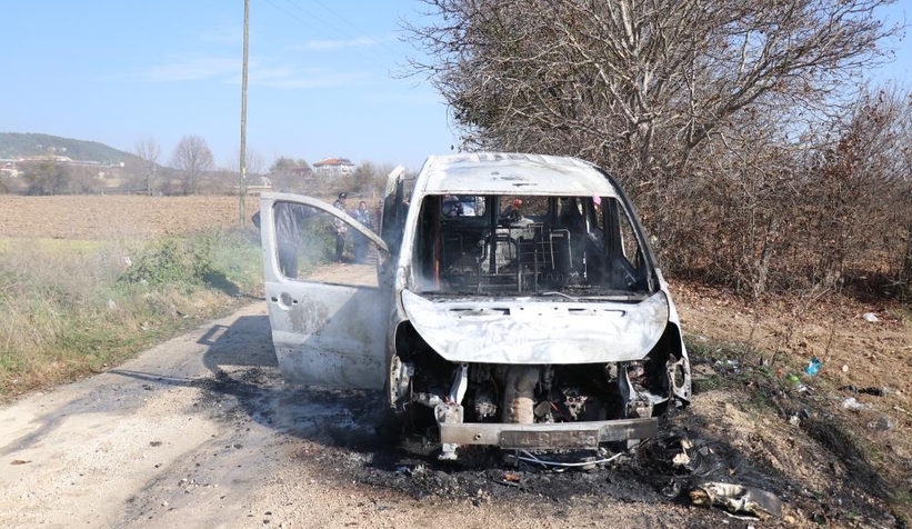 Kor halindeki ateşin üzerine park ettiği araç küle döndü