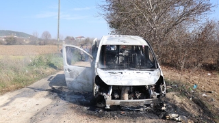 Kor halindeki ateşin üzerine park ettiği araç küle döndü