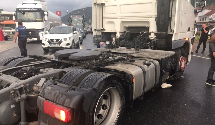 Kör noktada duran yaşlı adam tırın altında kaldı