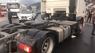 Kör noktada duran yaşlı adam tırın altında kaldı