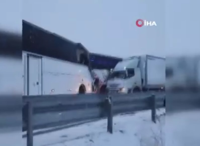 Korkunç kaza kamerada: 2 ölü, 8 yaralı