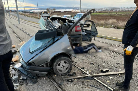 Korkunç kazada araç ikiye bölündü: 1 ölü, 1’i ağır 3 yaralı