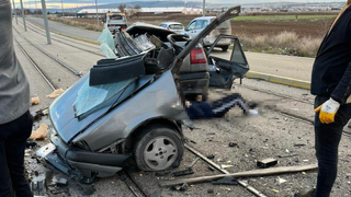 Korkunç kazada araç ikiye bölündü: 1 ölü, 1’i ağır 3 yaralı