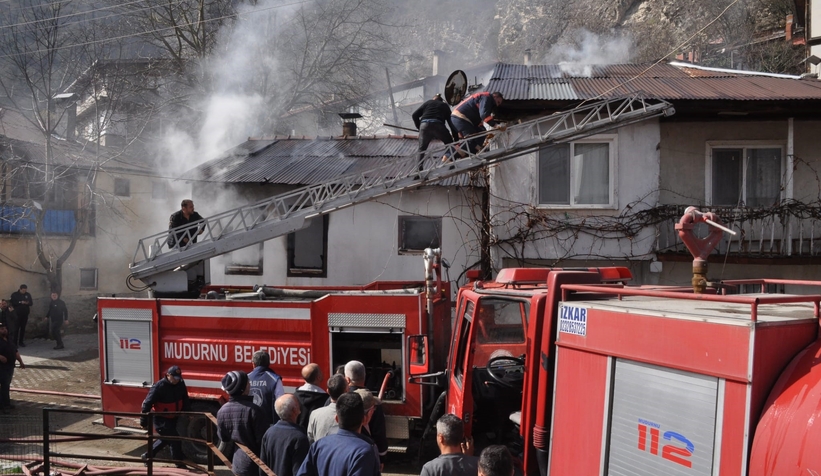 Korkutan yangın, alevler yan eve sıçradı