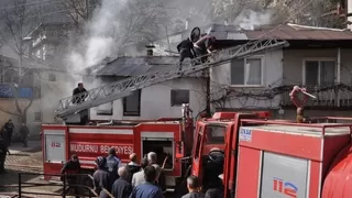 Korkutan yangın, alevler yan eve sıçradı