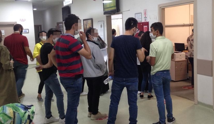 Korona hastanesinde maske ve sosyal mesafe skandalı