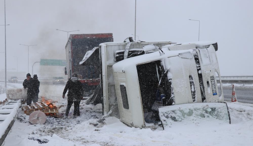 Korona test kiti taşıyan kamyon devrildi