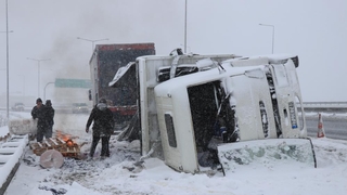 Korona test kiti taşıyan kamyon devrildi