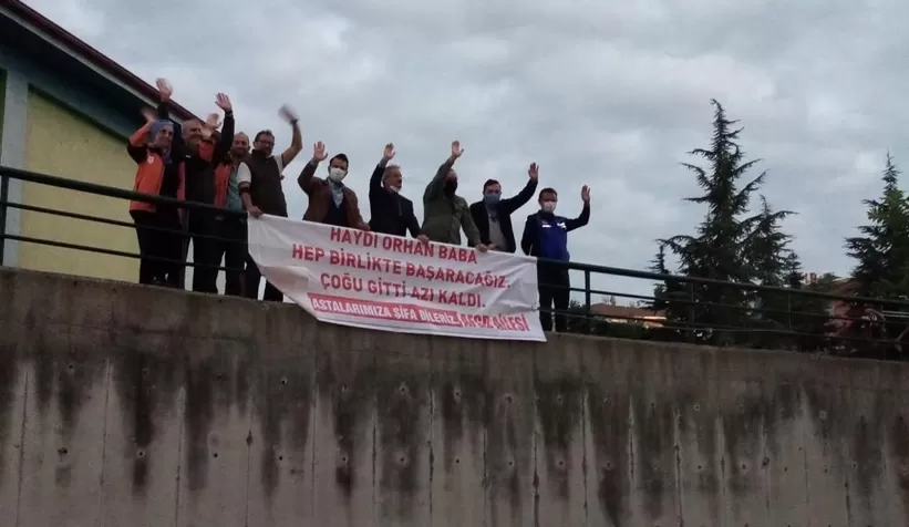 Koronaya yakalanan doktora pankart açarak moral oldular