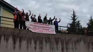 Koronaya yakalanan doktora pankart açarak moral oldular