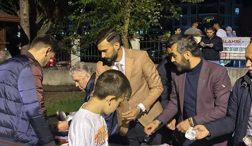 Korucuk'un yeni muhtarı mahalleliye helva ikram etti