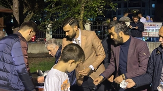 Korucuk'un yeni muhtarı mahalleliye helva ikram etti