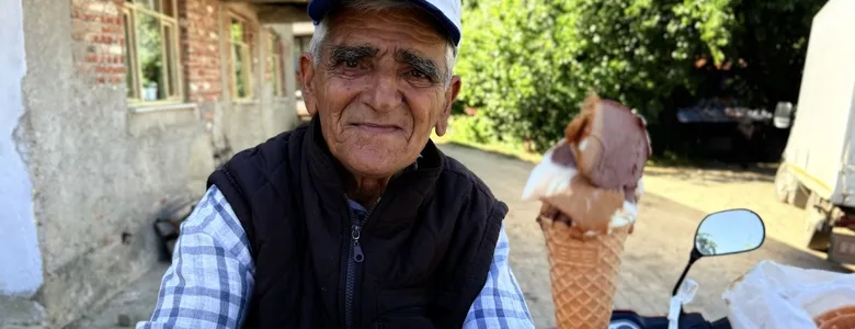 Köy köy gezip dondurma satarak 4 çocuk büyüttü