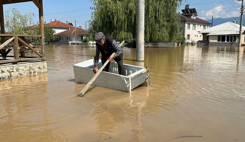 Köy sular altında kaldı, buzdolabını kayık yaptı