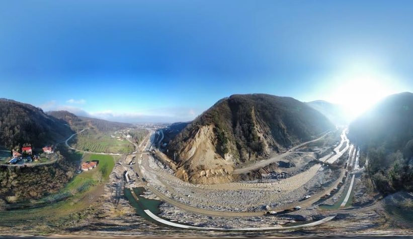 Köy yollarını birbirine bağlayan yolda büyük heyelan