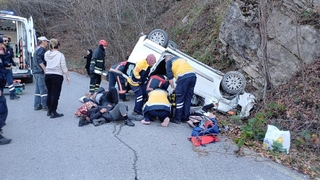 Köy yolunda virajı alamayan araç takla attı: 4 yaralı