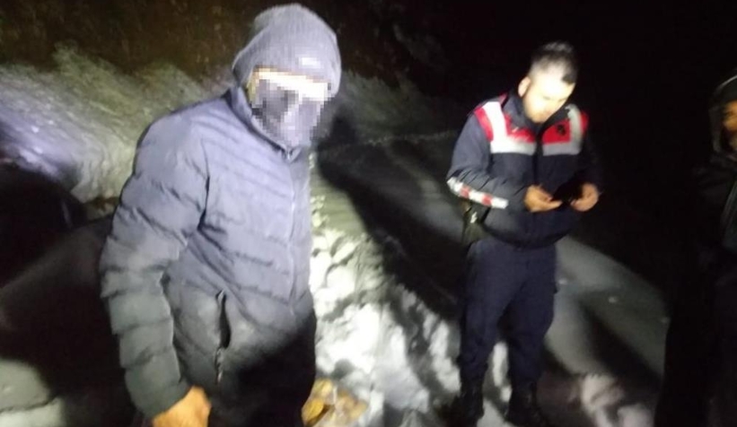 Köyüne gitmeye çalışırken karla kaplı yolda mahsur kaldı