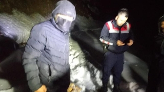 Köyüne gitmeye çalışırken karla kaplı yolda mahsur kaldı