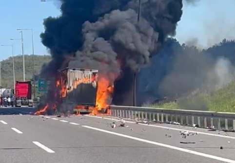 Kozmetik ürün yüklü tır cayır cayır yandı