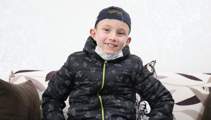 Küçük bedeniyle kanserle mücadele ediyor