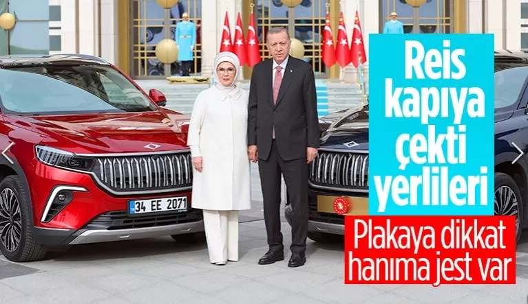 Külliye'ye çekilen Togg'lar Cumhurbaşkanı Erdoğan'a teslim edildi